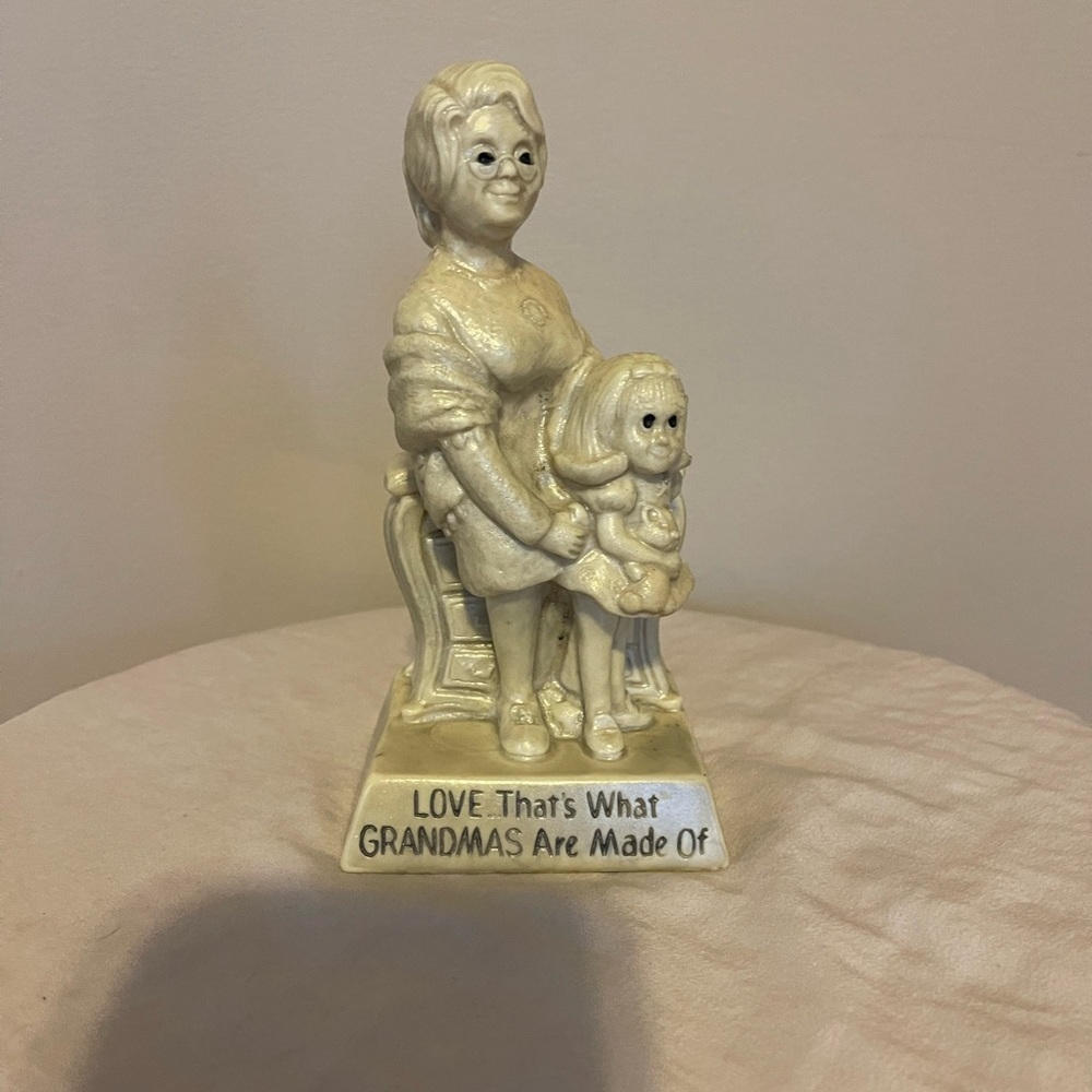 W&R Berries Co. Grandma and Child Figurine Love USA 1971 Rare Vintage Grammy - Picture 2 of 6